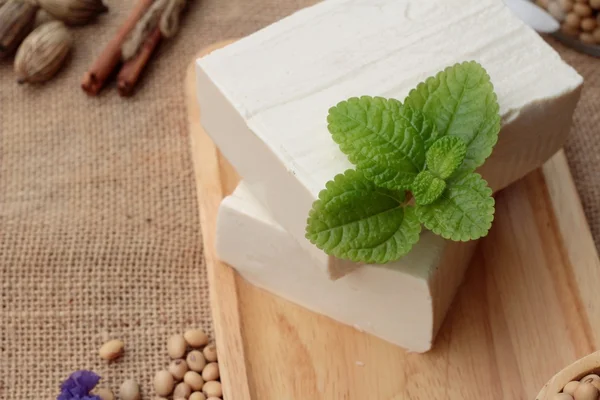 Tofu e soja sobre fundo de madeira . — Fotografia de Stock