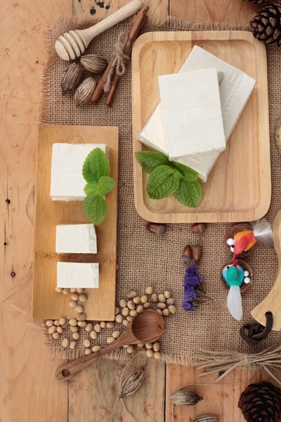 Tofu e soja sobre fundo de madeira . — Fotografia de Stock