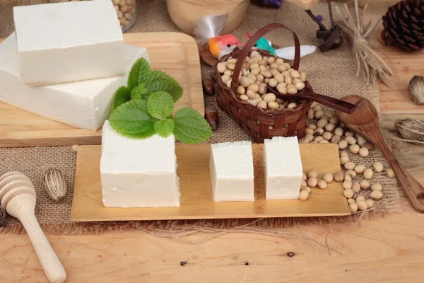 Tofu och sojabönor på trä bakgrund. — Stockfoto