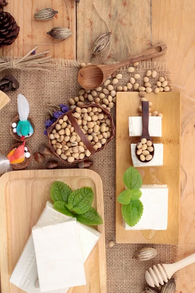 Tofu e soja sobre fundo de madeira . — Fotografia de Stock