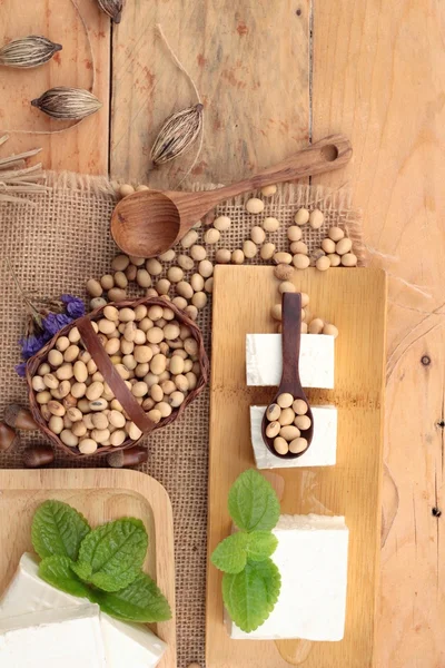 Tofu e soja sobre fundo de madeira . — Fotografia de Stock