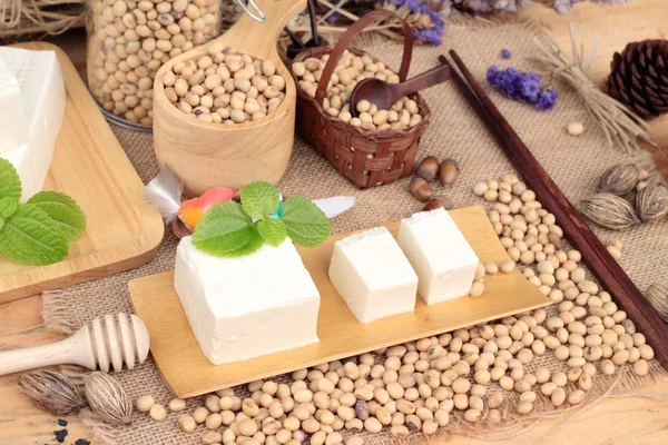 Tofu και σόγια σε φόντο ξύλου. — Φωτογραφία Αρχείου