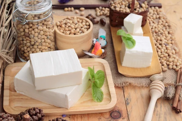 Tofu a sójové boby na pozadí. — Stock fotografie