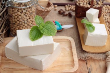 Soya ve soya fasulyesi ahşap arka plan üzerinde.