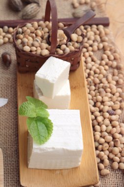 Soya ve soya fasulyesi ahşap arka plan üzerinde.