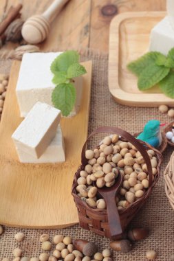 Soya ve soya fasulyesi ahşap arka plan üzerinde.