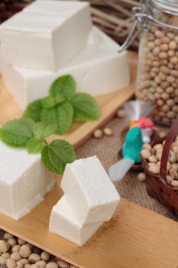 Soya ve soya fasulyesi ahşap arka plan üzerinde.