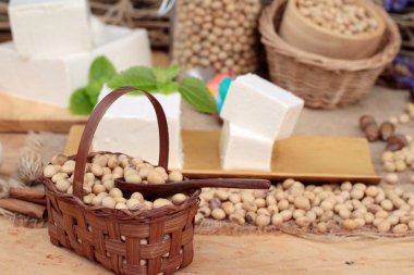 Soya ve soya fasulyesi ahşap arka plan üzerinde.