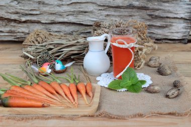 Taze sıkılmış havuç suyu ve taze havuç.