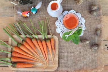 Taze sıkılmış havuç suyu ve taze havuç.