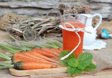 Taze sıkılmış havuç suyu ve taze havuç.