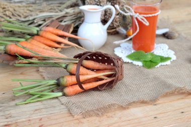 Taze sıkılmış havuç suyu ve taze havuç.