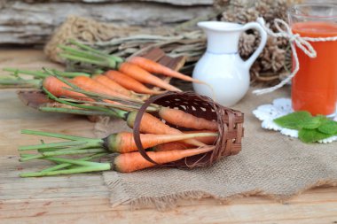 Taze sıkılmış havuç suyu ve taze havuç.