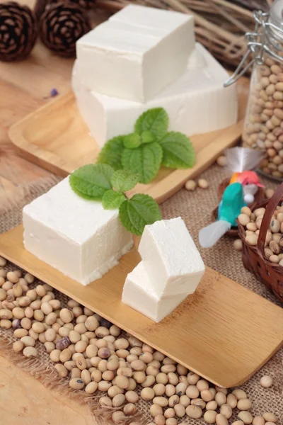 Tofu och sojabönor på trä bakgrund. — Stockfoto