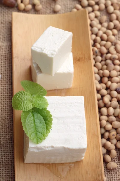 Tofu och sojabönor på trä bakgrund. — Stockfoto