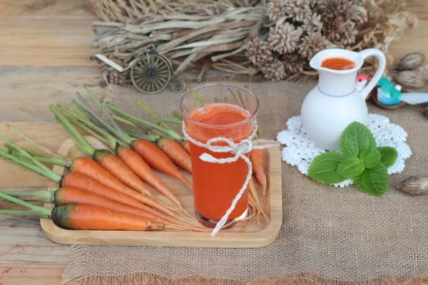 Свежий морковный сок и свежая морковь . — стоковое фото