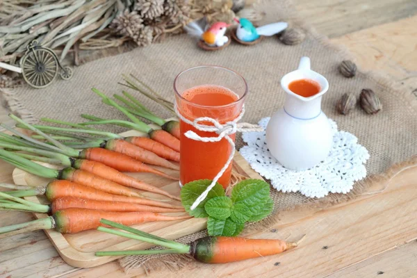 Frisch gepresster Karottensaft und frische Karotten. — Stockfoto