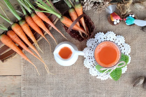 Zumo de zanahoria recién exprimido y zanahorias frescas . — Foto de Stock