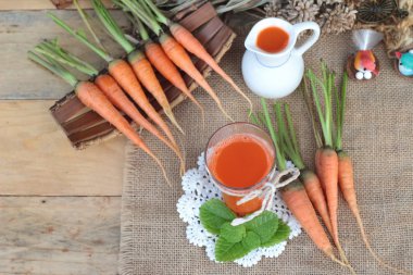 Taze sıkılmış havuç suyu ve taze havuç.