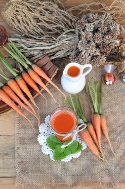 Taze sıkılmış havuç suyu ve taze havuç.