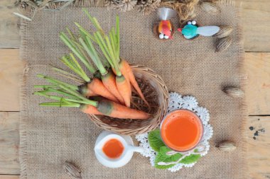 Taze sıkılmış havuç suyu ve taze havuç.