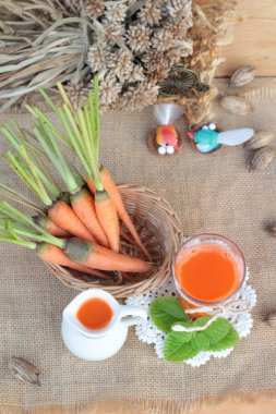 Taze sıkılmış havuç suyu ve taze havuç.