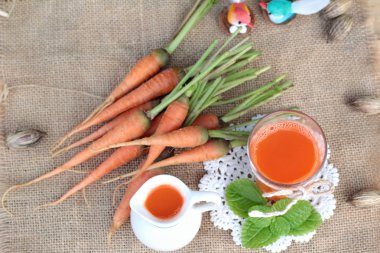 Taze sıkılmış havuç suyu ve taze havuç.