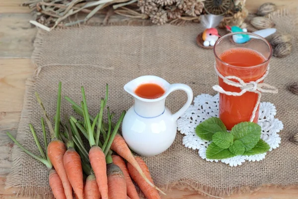 Свежий морковный сок и свежая морковь . — стоковое фото