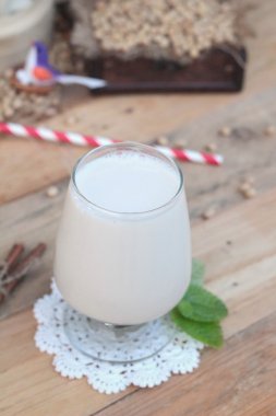 Soya sütü ve soya fasulyesi ahşap arka plan üzerinde.