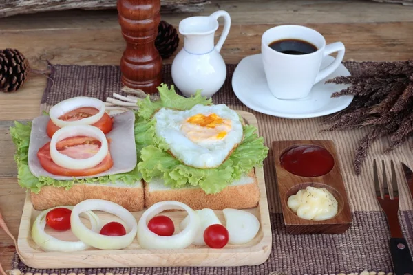 Pão de fatia, presunto, ovos fritos com café da manhã . — Fotografia de Stock