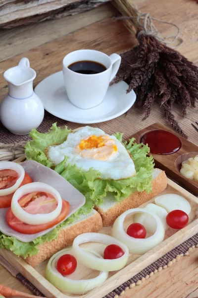 Kromka chleba, szynka, jajka sadzone ze śniadaniem. — Zdjęcie stockowe