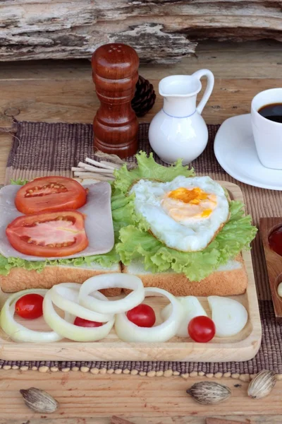 Rebanada de pan, jamón, huevos fritos con desayuno . — Foto de Stock