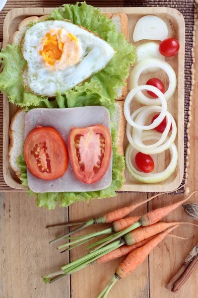 Rebanada de pan, jamón, huevos fritos con desayuno . — Foto de Stock
