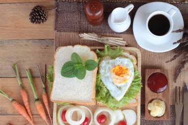 Dilim ekmek, jambon, kızarmış yumurta kahvaltı ile.