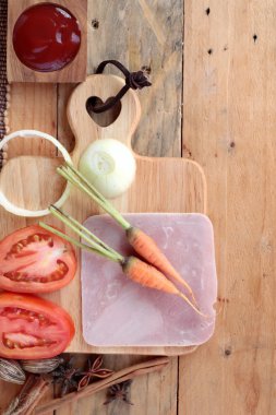 Dilim ekmek, jambon, kızarmış yumurta kahvaltı ile.