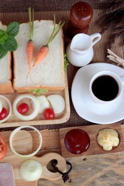 Dilim ekmek, jambon, kızarmış yumurta kahvaltı ile.