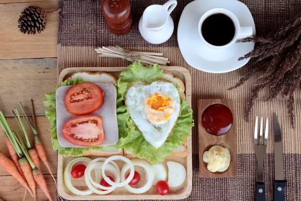 Rebanada de pan, jamón, huevos fritos con desayuno . — Foto de Stock