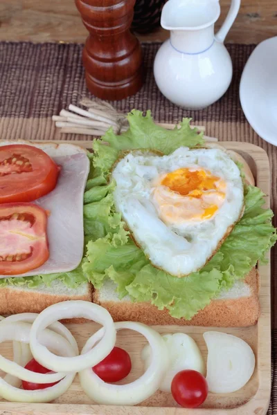 Rebanada de pan, jamón, huevos fritos con desayuno . — Foto de Stock