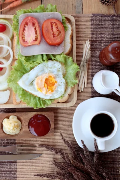 Rebanada de pan, jamón, huevos fritos con desayuno . — Foto de Stock