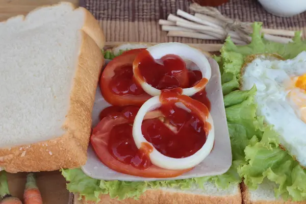 Snij brood, ham, gebakken eieren met ontbijt. — Stockfoto