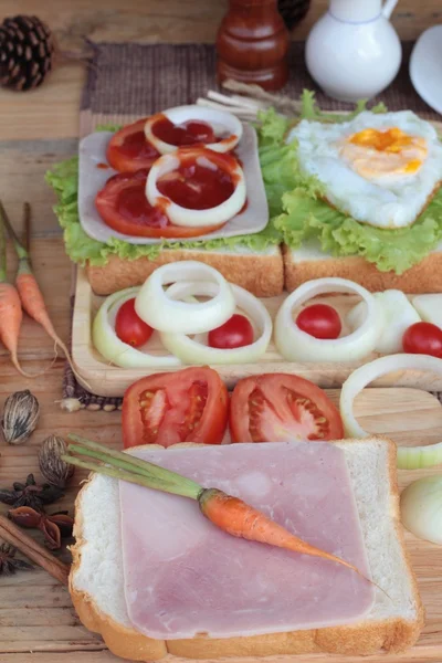 Rebanada de pan, jamón, huevos fritos con desayuno . — Foto de Stock