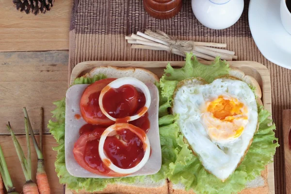 Pão de fatia, presunto, ovos fritos com café da manhã . — Fotografia de Stock
