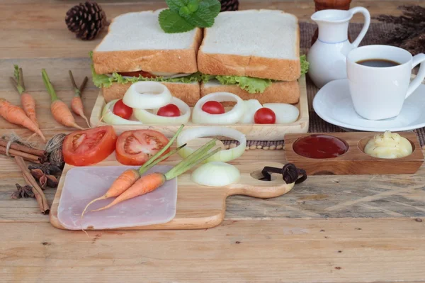 Skiva bröd, skinka, stekt ägg med frukost. — Stockfoto