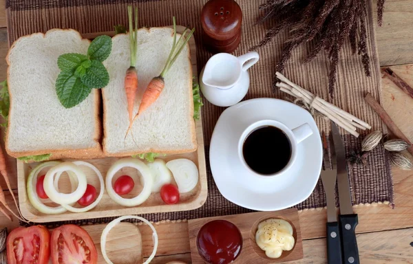 Skiva bröd, skinka, stekt ägg med frukost. — Stockfoto