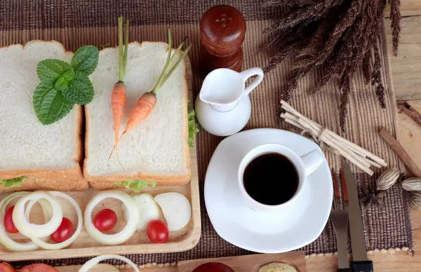 Skiva bröd, skinka, stekt ägg med frukost. — Stockfoto