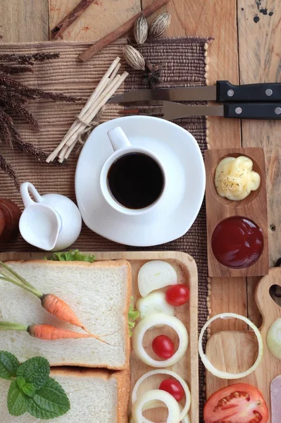 Skiva bröd, skinka, stekt ägg med frukost. — Stockfoto