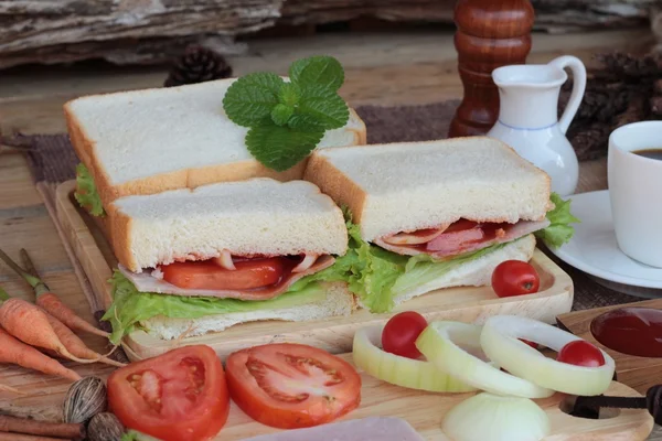 Skiva bröd, skinka, stekt ägg med frukost. — Stockfoto