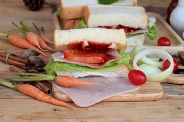 Scheiben Brot, Schinken, Spiegeleier zum Frühstück. — Stockfoto