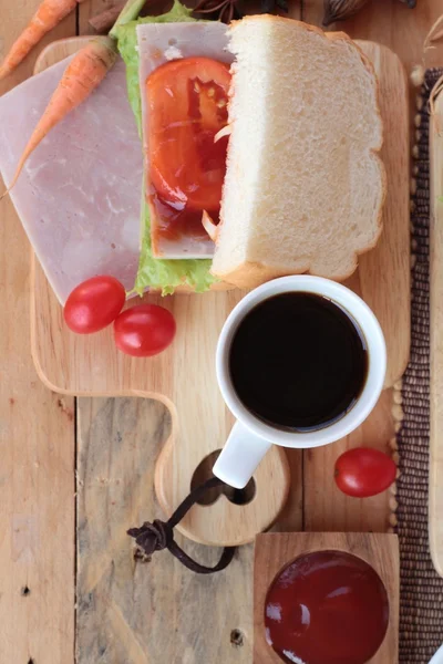 Skiva bröd, skinka, stekt ägg med frukost. — Stockfoto