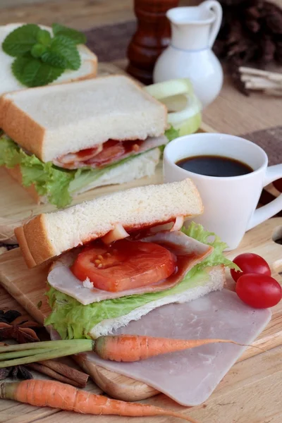 Scheiben Brot, Schinken, Spiegeleier zum Frühstück. — Stockfoto